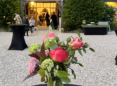 Cour d'honneur du Domaine du Grand Nouer aménagée pour un cocktail