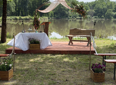 Espace de cérémonie laïque au bord des étangs